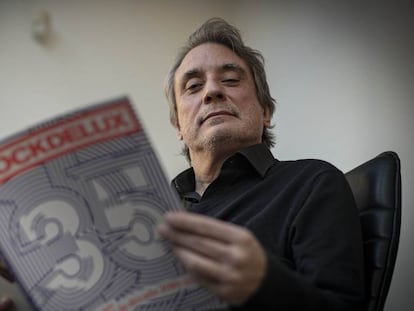 Santi Carrillo, director de la revista 'Rockdelux', el pasado noviembre con el número especial de la revista del 35 aniversario.