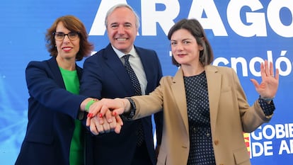 El presidente del Gobierno de Aragón, Jorge Azcón, junto a la directora general de AWS para España y Portugal, Suzana Curic (i), durante la presentación de la inversión que Amazon Web Services realizará en diez años en Aragón, por importe de 15.700 millones