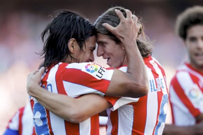 Falcao se abraza con Filipe tras uno de sus goles.