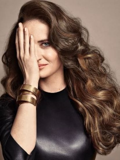 Eva green luce sus ondas al aire.