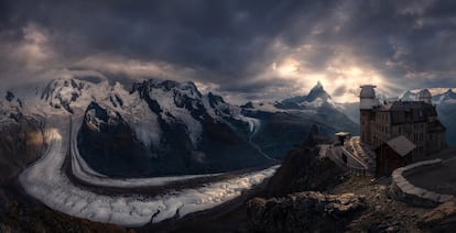 El tercer puesto en el podio a la mejor serie fotográfica ha sido para el italiano <a href="https://andreazappia.com/" target="">Andrea Zappia</a>, un entusiasta de los paisajes y la naturaleza. "Siempre me ha encantado caminar por la montaña y por el mar, y el hecho de poder inmortalizar estos lugares en determinados momentos del día es algo maravilloso. Inicialmente me inspiré en los fotógrafos que más admiraba, pero con el tiempo he ido adquiriendo diversas técnicas para darle una impronta personal a mis trabajos", explica en su página web. Su esfuerzo por diferenciarse del resto le ha convertido en un especialista de la fotografía panorámica y nocturna, "un mundo antes desconocido para mí; me parecía imposible poder fotografiar en condiciones de poca luz". Esta bella estampa alpina es un buen ejemplo de su talento.