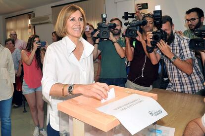 La candidata a la presidencia del Partido Popular Mª Dolores de Cospedal deposita su voto en la sede de la formación en Albacete.