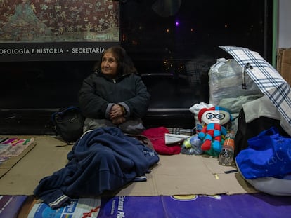 Magdalena, una mujer en situación de calle, se prepara para dormir en una avenida de la colonia Juárez, en Ciudad de México, el pasado 6 de diciembre.