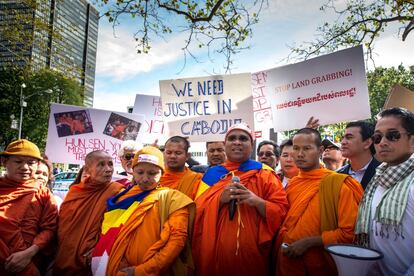 El primer ministro de Camboya, Hun Sen, quien ha pasado más de tres décadas al frente del Gobierno, también acudió a Nueva York para atender a la cumbre de la ONU. Monjes budistas y otros miembros de la sociedad civil se congregaron para exigir justicia en el país asiático por los abusos cometidos durante su mandato.