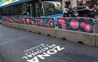 Ampliaci&oacute;n de aceras en la Gran V&iacute;a de Madrid.