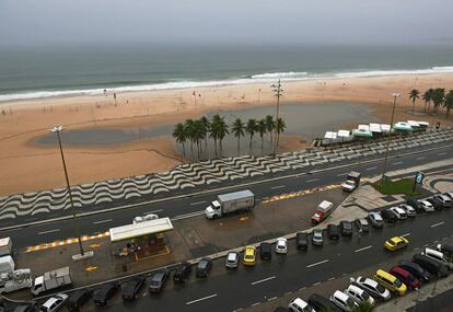 Vista aérea de parte da praia de Copacabana alagada, também na zona sul da cidade, uma das mais atingidas pelos temporais