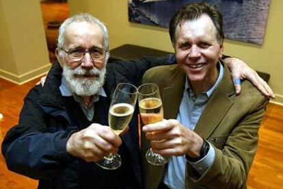 Robin Warren (a la izquierda) y Barry Marshall brindan tras conocer que se les ha concedido el Premio Nobel de Medicina de este año.