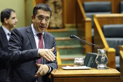 Patxi López, durante su intervención en el Pleno de control a su Gobierno, ayer en el Parlamento vasco.