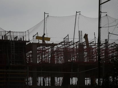 Operarios trabajan en la construcción de una promoción de viviendas en Mangoria, Barcelona.