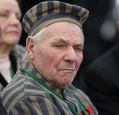 Uno de los supervivientes, durante la ceremonia celebrada en el campo de concentración. El 26 de enero de 2007 la Asamblea General de la ONU adoptó una resolución que condenaba la negación del Holocausto y proclamó el 27 de enero como Día internacional de recuerdo de las víctimas del Holocausto.