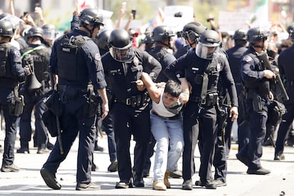 Agentes de la policía de Los Ángeles arrestan a una persona en las inmediaciones del edificio federal Edward R. Roybal.
