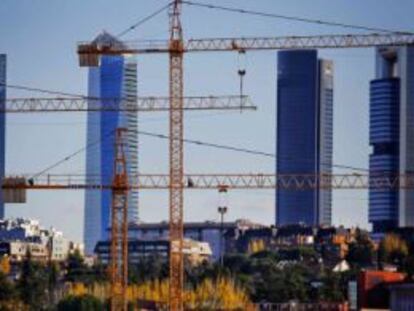 Gr&uacute;as de construcci&oacute;n en la zona de Montecarmelo, en Madrid.