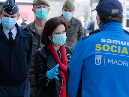 La ministra de Defensa, Margarita Robles, a su llegada al antiguo hospital de campaña de Ifema.