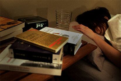 Los especialistas recomiendan a las personas que sufren insomnio no leer ni ver la televisión acostadas.