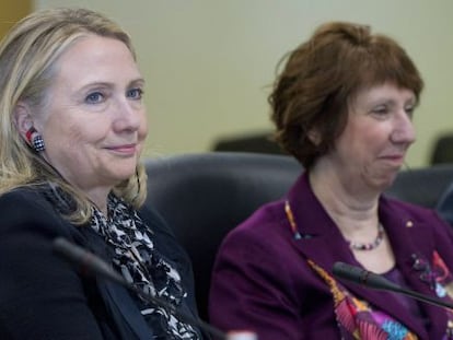 Catherine Ashton y Hillary Clinton en Kosovo.