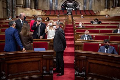 Quim Torra,  acompañado de diputados de Junts. A la derecha, Pere Aragonés, Carlos Carrizosa y Miquel Iceta.