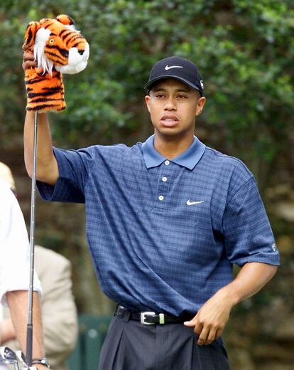 Tiger Woods levanta su 'driver' , cubierto por un tigre de peluche, durante la disputa del Masters de Augusta.