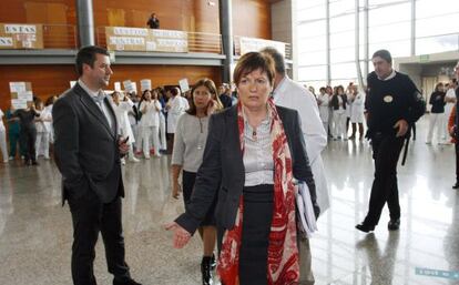 La conselleira entrando en el hospital