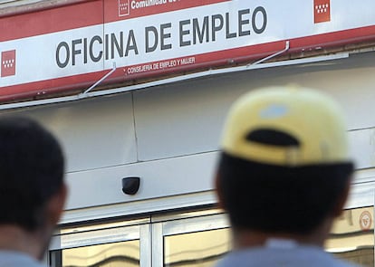 Desempleados en la cola de la oficina del INEM en Majadahonda (Madrid).