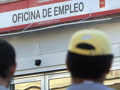 Desempleados en la cola de la oficina del INEM en Majadahonda (Madrid).