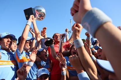 Tsitsipas, en el centro con el trofeo, celebra su triunfo sobre Ruud.