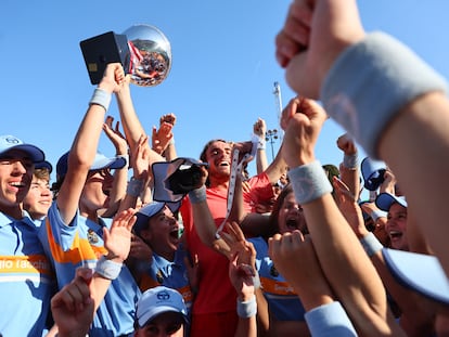 Tsitsipas, en el centro con el trofeo, celebra su triunfo sobre Ruud.