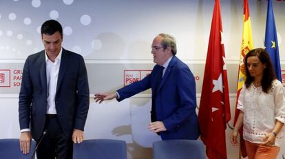 El secretario general del PSOE, Pedro Sánchez, con Ángel Gabilondo, portavoz socialista de la Asamblea de Madrid.