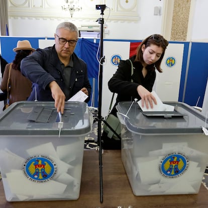 Bucharest (Romania), 20/10/2024.- Moldovan citizens residing in Romania cast their ballots at a poling station located in downtown Bucharest, Romania, 20 October 2024. Moldova holds a presidential election and a referendum on whether to enshrine in the Constitution the country's path to EU membership on 20 October. (Elecciones, Moldavia, Rumanía, Bucarest) EFE/EPA/ROBERT GHEMENT
