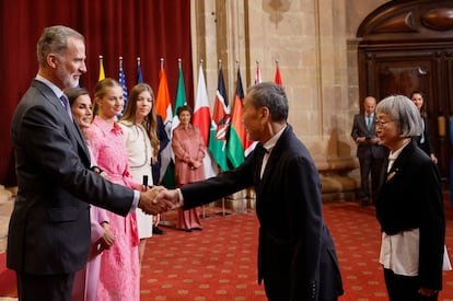 Haruki Murakami saluda a Felipe VI, durante la recepción de los Reyes a los galardonados en el hotel Reconquista de Oviedo este viernes.