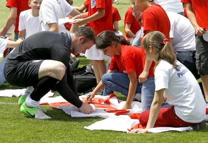 El ingl&eacute;s Wayne Rooney firma aut&oacute;grafos despu&eacute;s de un entrenamiento.