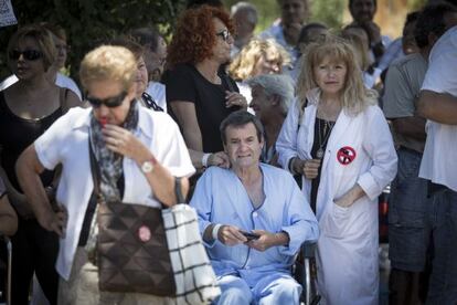 Concentraci&oacute;n de pacientes, trabajadores y usuarios, ayer en Bellvitge.