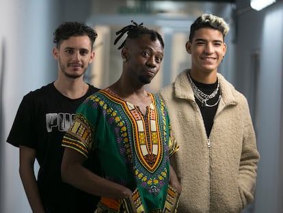De izquierda a derecha: Oussama Chrgui, Nkayndjock Stanis y Anas Boussedra en los pasillos de la Escuela de Danza Creativa.