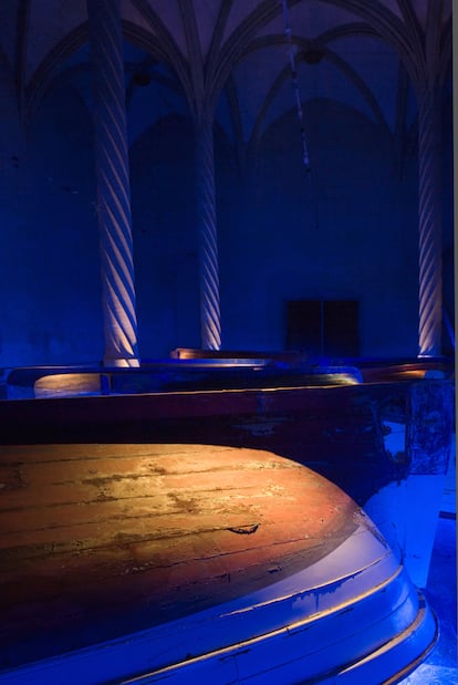 Las barcas de madera desahuciadas no se pudren, el mar cura la madera. Pero al sol y en seco gimen, se agrietan y son un coladero. Todas ellas están reunidas en esta exposición.