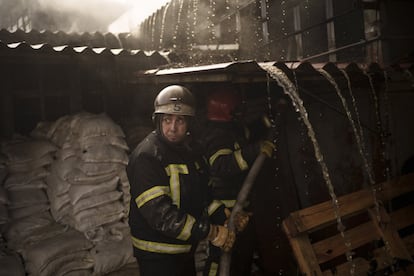 Los bomberos luchan contra un incendio tras un ataque ruso en Járkov. Este sábado por la mañana, los ataques que se están produciendo a las afueras de la capital ucrania han dejado sin electricidad al distrito de Sviatoshinski, con una población de 386.496 habitantes, según el último censo oficial disponible.