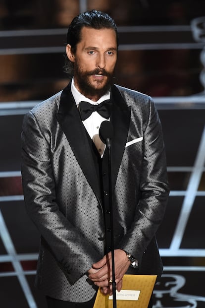 Matthew McConaughey no posó en la alfombra roja pero sí que hizo acto de presencia, como manda la tradición, para entregar el Oscar a la mejor actriz.