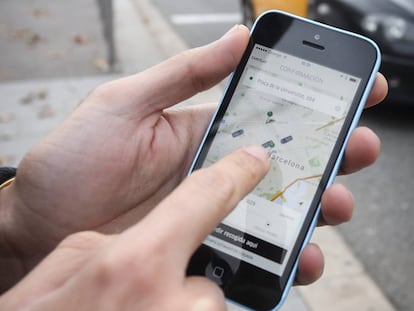 Un usuario utiliza una aplicación para pedir un servicio de taxi