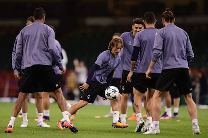 Luka Modric (centro) realiza unos ejercicios durante el entrenamiento.