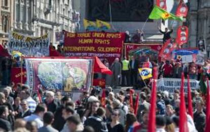 Vista general de una de las concentraciones convocadas por sindicatos británicos en Trafalgar Square en Londres, Reino Unido, hoy, miércoles 1 de mayo, con motivo de las celebraciones del Primero de Mayo, Día Internacional del Trabajo.