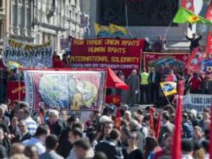 Vista general de una de las concentraciones convocadas por sindicatos británicos en Trafalgar Square en Londres, Reino Unido, hoy, miércoles 1 de mayo, con motivo de las celebraciones del Primero de Mayo, Día Internacional del Trabajo.