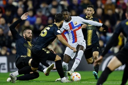 Dembélé intenta escaparse de los jugadores del Intercity durante el partido de dieciseisavos de final de la Copa del Rey.