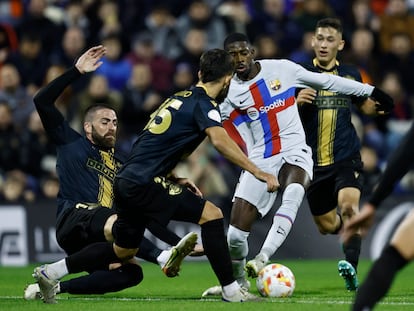 Dembélé intenta escaparse de los jugadores del Intercity durante el partido de dieciseisavos de final de la Copa del Rey.