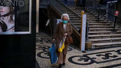 Mulher caminha de máscara no centro de Lisboa nesta quinta-feira.