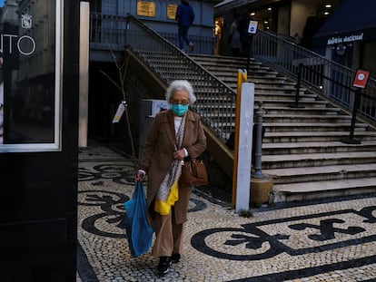 Mulher caminha de máscara no centro de Lisboa nesta quinta-feira.