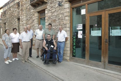 Vecinos de Montejo de la Sierra junto a la oficina de la antigua Caja Madrid.
