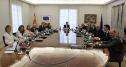 GRA086. MADRID, 03/06/2014.- El presidente del Gobierno, Mariano Rajoy (c), ha presidido esta mañana, en el Palacio de la Moncloa, un Consejo de Ministros extraordinario para aprobar la ley orgánica que hará efectiva la abdicación del Rey, cuyo trámite parlamentario comenzará por la tarde en el Congreso cuando la Mesa de la Cámara Baja lo califique. EFE/Paco Campos