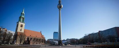 Calles vacías en los aledaños de la torre de telecomunicaciones de Berlín.