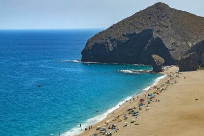 Los Muertos (the Dead) is a must-see of the Spanish beach scene because a) it is part of the natural park of Cabo de Gata-Níjar and b) it is easily accessible from several major tourist spots on the coast of Almería. Not even the fact that getting there requires walking down a hill, or that it is covered with pebbles, or that it is located near an industrial area, have managed to take any of the charm away from Los Muertos. Its straight shoreline ends in a large rocky formation that looks like a piece of cake that broke off from the volcanic mountains. If you are going swimming, watch out for the undertow when the easterly Levant wind is blowing.