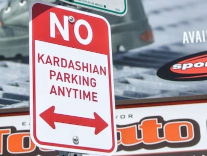 Se&ntilde;ale de tr&aacute;fico que proh&iacute;ben el aparcamiento a las Kardashian.