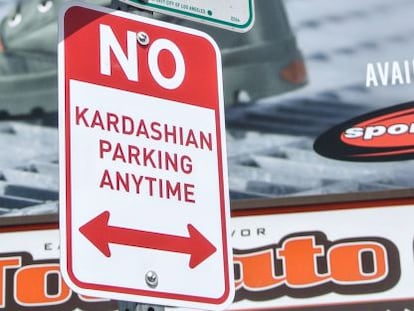 Señale de tráfico que prohíben el aparcamiento a las Kardashian.