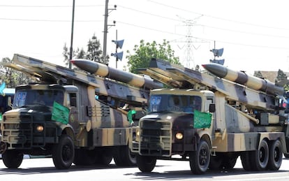 Varios camiones militares exhiben misiles tierra-aire durante los desfiles.